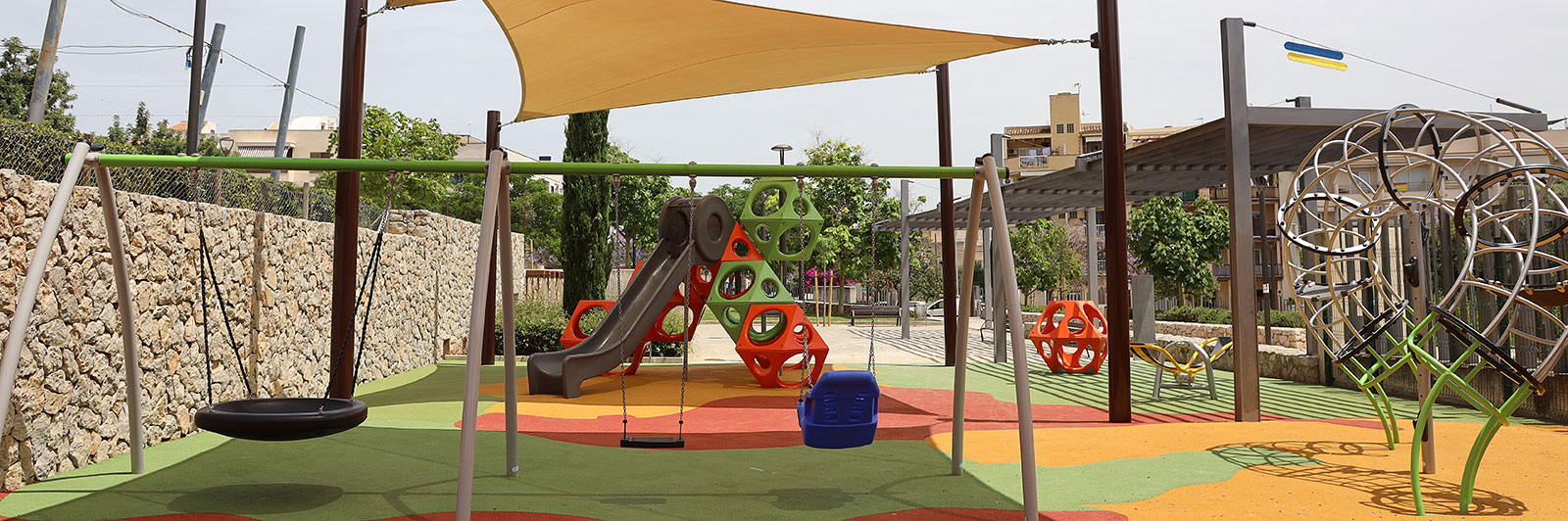 Overview of playground with swings and playcubes.